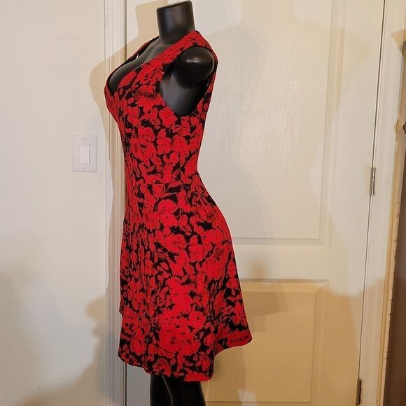 BRAND NEW COVINGTON RED&BLACK FLORAL PATTERN DESIGN V-NECKLINE DRESS - Picture 7 of 15